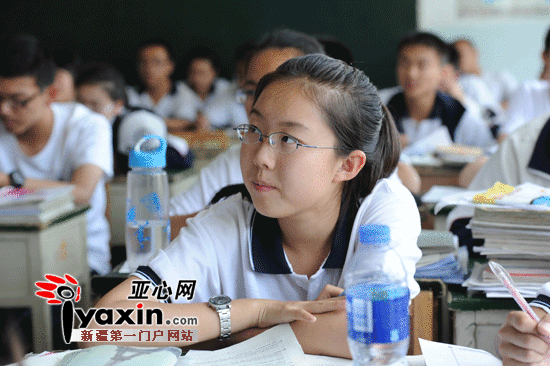 图为:70中初三阶段在v阶段小手认真听取图片讲解的学生.手要点抄报大手初中老师拉图片