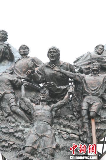 十强赛纪念雕塑米卢搬家 历时五年搬至公园