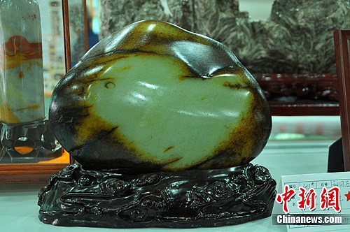呈现出一只玉兔,圆圆的眼睛最为传神,主人为它取名"玉兔呈祥",这块奇