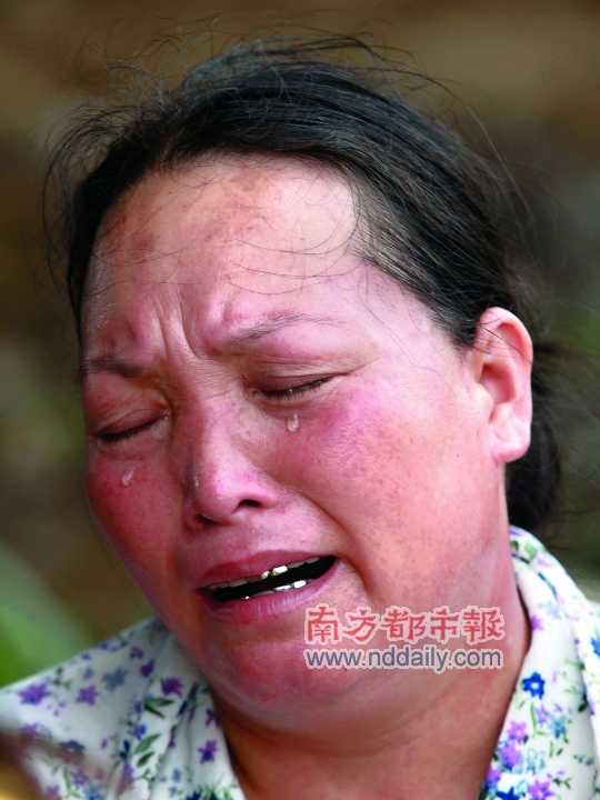 一位落水少年的亲属悲伤落泪.南都记者刘媚摄