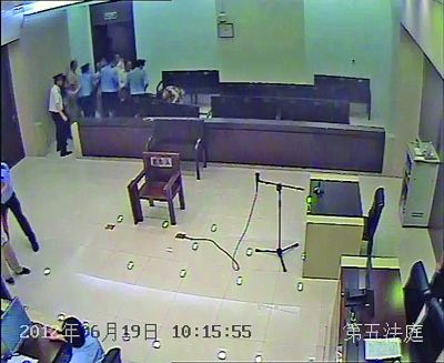 妻子闯进法院撞椅自残。录像截图由法院提供