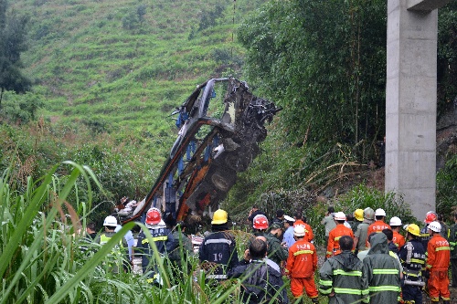 福建霞浦一大巴从高速公路坠入山谷死亡17人