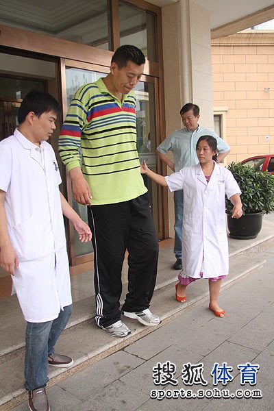 组图:前篮球运动员黄成义出院 已弃拐独自行走
