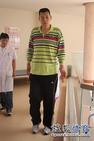 组图:前篮球运动员黄成义出院 已弃拐独自行走