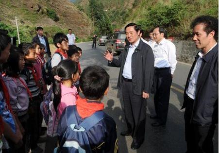 省委书记刘奇葆勉励凉山州盐源县平川小学的孩子们努力学习