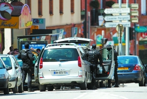 6月20日，在法国西南部城市图卢兹，法国国家警察干预队成员到达银行外。 新华社/美联