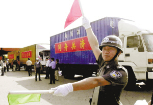 雄壮激昂的声中,鲜艳的与紫荆花区旗,相伴冉冉升起.