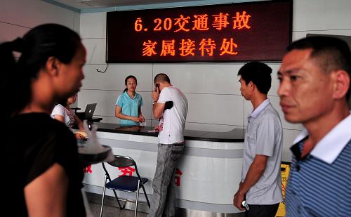 这是在霞浦县医院，当地政府部门成立“6・20”交通事故家属接待处，接待各地赶来的受伤者家属（6月20日摄）。新华社记者 魏培全 摄