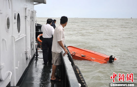 越南籍货船"南龙01"在海南海域沉没 14名船员获救(组图)