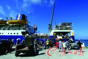 居民从补给船卸下物资。 2012年5月5日摄，新华社发