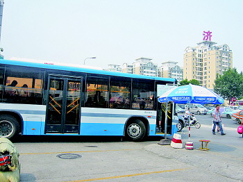 长途汽车总站北区的济长2号也到火车站。(赵文