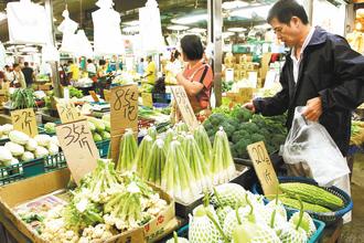台湾中南部连日豪雨影响，叶菜及根茎类蔬果受损严重，传统市场菜价居高不下，菜贩表示，民众买不下手，生意冷清。