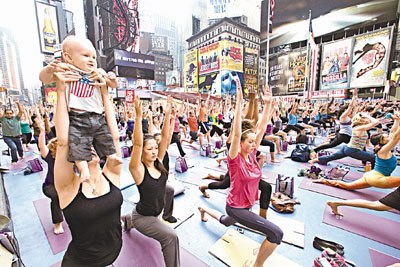 数千名美国纽约市民“占领”时代广场，举行大型户外瑜伽班迎接夏天。