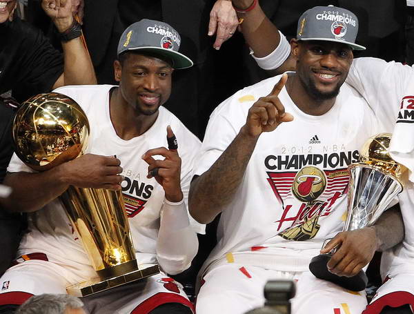 组图:NBA总冠军颁奖仪式 詹韦哥俩各抱一金杯