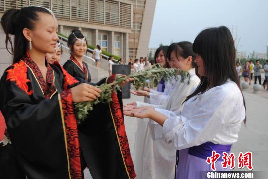 西安高校学生古礼祭屈原 体验传统端午节 -搜狐教育
