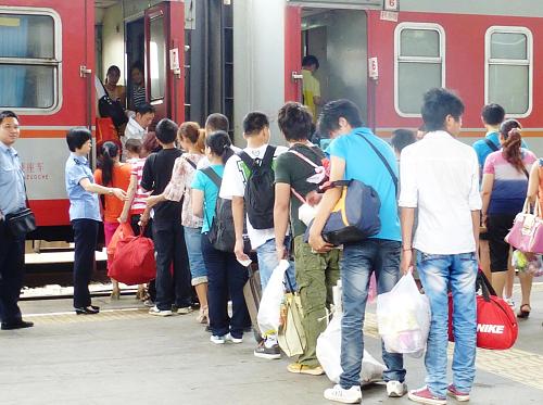 6月22日,旅客在四川达州火车站排队上车.新华社发(邓良奎 摄)