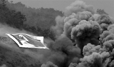 在演习中罕见地出现了朝鲜国旗，但未成为直接攻击目标。