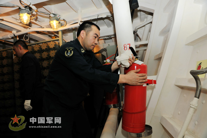 图为王献忠总工,刘云臣副舰长带领技术骨干在舱室战位进行"过筛式"