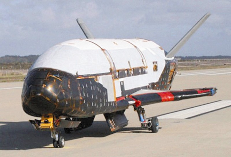 美国空军x—37b型无人驾驶宇宙飞船16日返回地面,结束持续15个月,大大