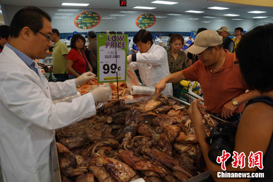 洛杉矶华人食品超市开业引来抢购潮(组图)