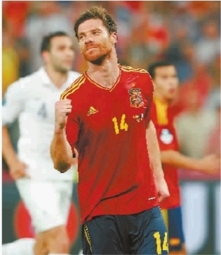图为西班牙队球员阿隆索在比赛中庆祝罚进点球.