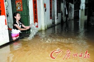 封开南丰镇,一个小女孩在家门口,洪水过膝 于敢勇 韦石明摄