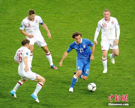 当地时间24日晚，2012年欧洲杯进行了最后一场四分之一决赛。最终，意大利队（蓝衣）在点球大战中4比2战胜英格兰队，锁定最后一个四强席位。图为皮尔洛突破。Osports全体育图片社