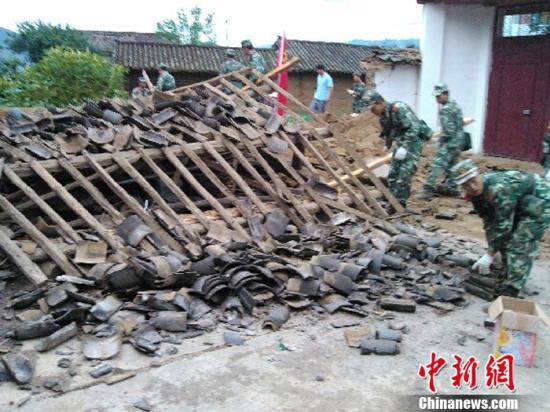 2012年6月24日15时59分，发生在云南四川两省交界地带的5.7级地震，目前已造成云南宁蒗县2人死亡47人受伤。李善明 摄