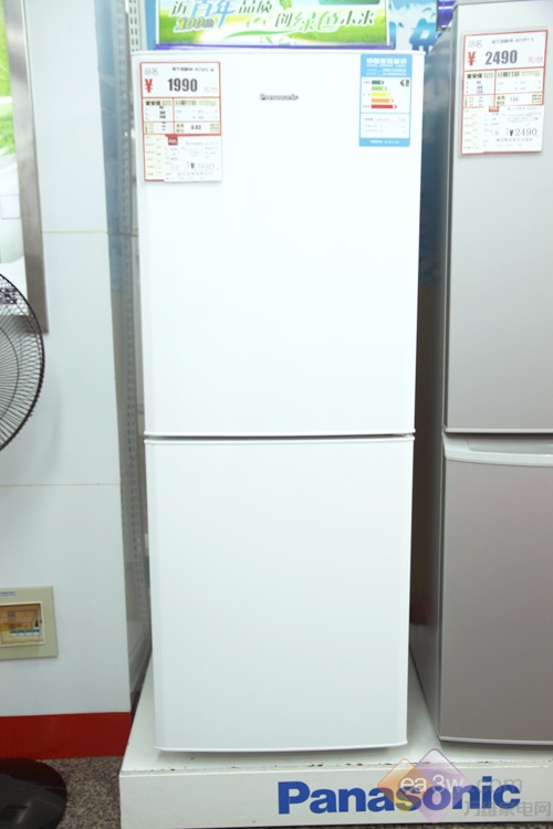 高效的制冷技术，采用全新的无氟制冷，松下专业开发的压缩机，为冰箱的高效制冷提供了保障。内部空间设计也非常人性化，抽屉式的保鲜盒，便于不同食物存放。