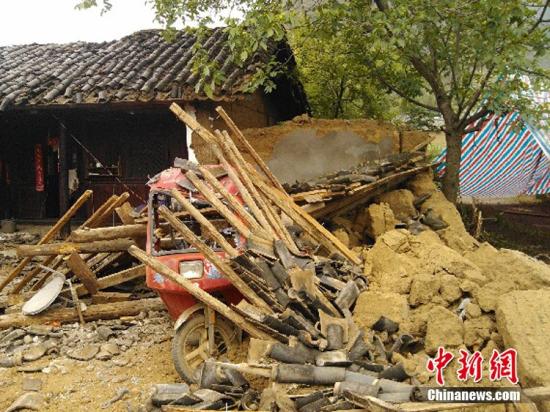 2012年6月24日15时59分，发生在云南四川两省交界地带的5.7级地震，目前已造成云南宁蒗县2人死亡47人受伤。李善明 摄 CFP视觉中国 
