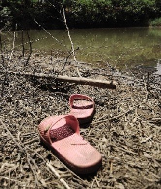 塘边留下母亲的拖鞋和小孩钓龙虾的竹竿。图/巩如泉