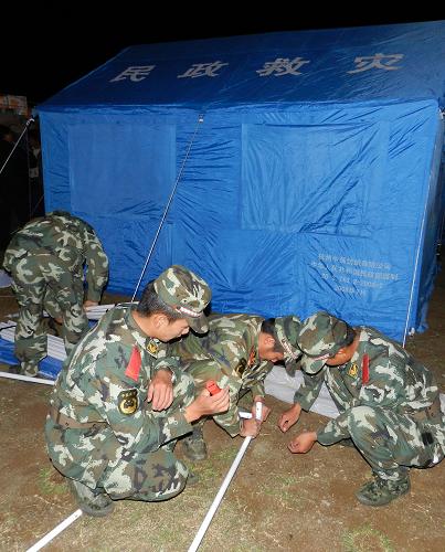 6月25日凌晨，武警丽江森林支队的官兵到达宁蒗县永宁乡搭建救灾帐篷，开展救援。新华社发（李宗荣 摄）