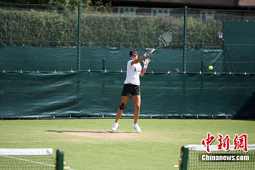 2012年温布尔登网球公开赛6月25日正式开始，中国金花李娜将以11号种子的身份出战。图为李娜赛前热身。中新社发 王曦 摄