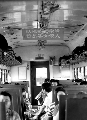 6417次列车引来许多怀旧乘客。