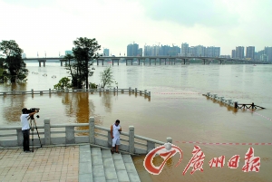 北江清远市区沿江设施拉起警戒线。记者曹菁摄