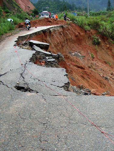 强降雨导致江西遂川至湖南桂东的遂桂公路遂川县境内一处路段塌方，交通中断（6月25日摄）。　新华社发
