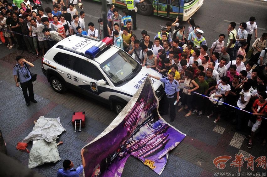 拾荒男当街砍死21岁女子 头部与身体分离(组图