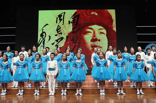 6月26日,由小学生组成的合唱团在启动仪式上表演合唱曲目.