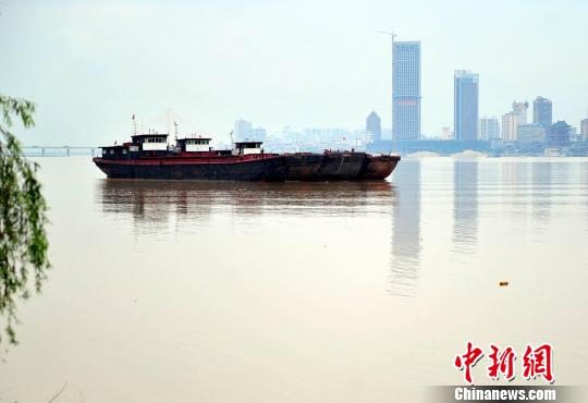 图为6月26日，一艘轮船停留在水位暴涨的赣江水面上。刘占昆 摄