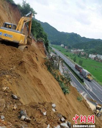 江西高速公路管理部门正在处置大广高速滑坡险情。赣高轩 供图