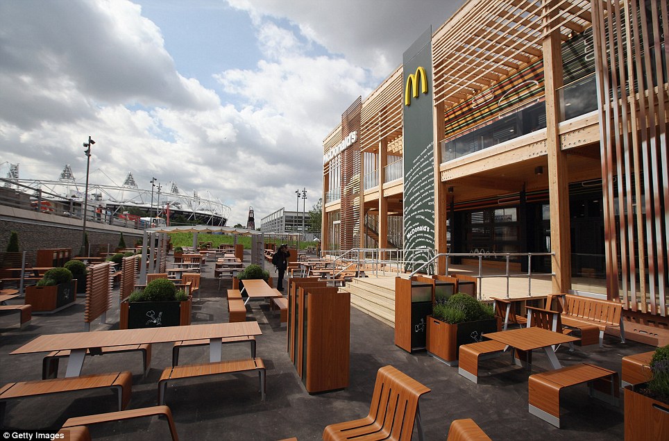 坐落于伦敦奥林匹克公园的世界上最大的麦当劳餐厅旗舰店外观