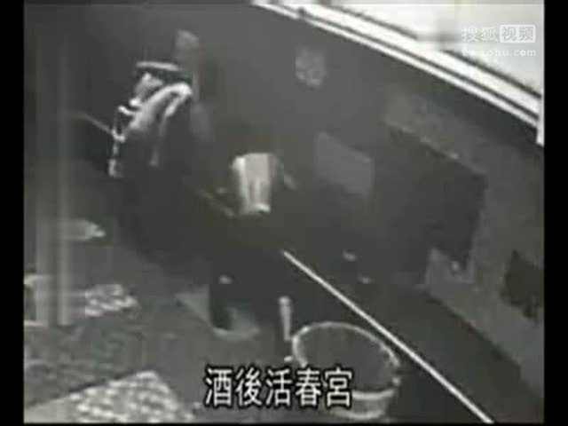 视频：监控拍下男子公厕内强奸烂醉少女