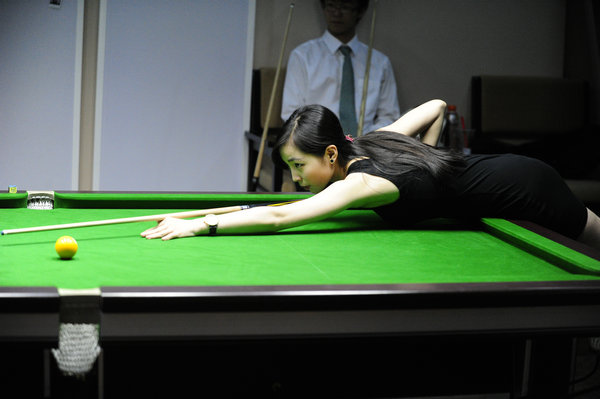 组图90后美女裁判拍写真气质高贵尽显知性美