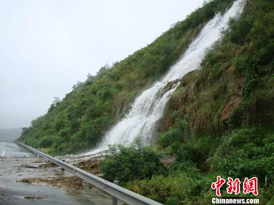 浙江暴雨致甬金高速长乐段泥石流塌方，形成20米高 “瀑布”。