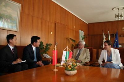 驻保加利亚大使郭业洲访问特尔戈维什特市并出席《中国春节展》开幕式