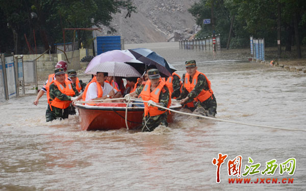 江西靖安:武警官兵洪水中解救46名受困群众(图)