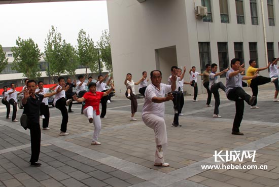 2012年全国武术段位制太极拳杨式培训班的学员们表现得气定神闲。长城网 马冬冬 摄