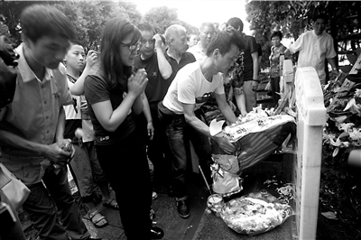 27日，杭州南山公墓烈士陵园，吴斌入土为安。《都市快报》供图