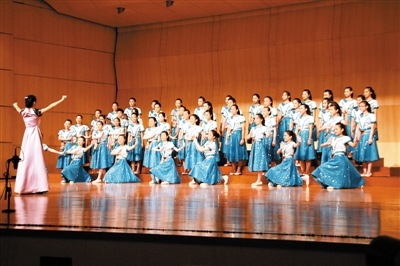 光明新区高级中学合唱节再捧奖(图)