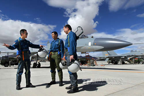 中国空军飞行员切磋战术问题（资料图）